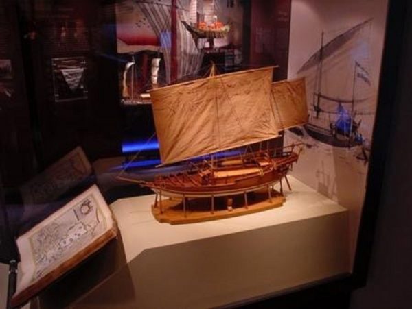 Maquette du Perahu - bateau à balancier traditionnelle (Gamme Première)